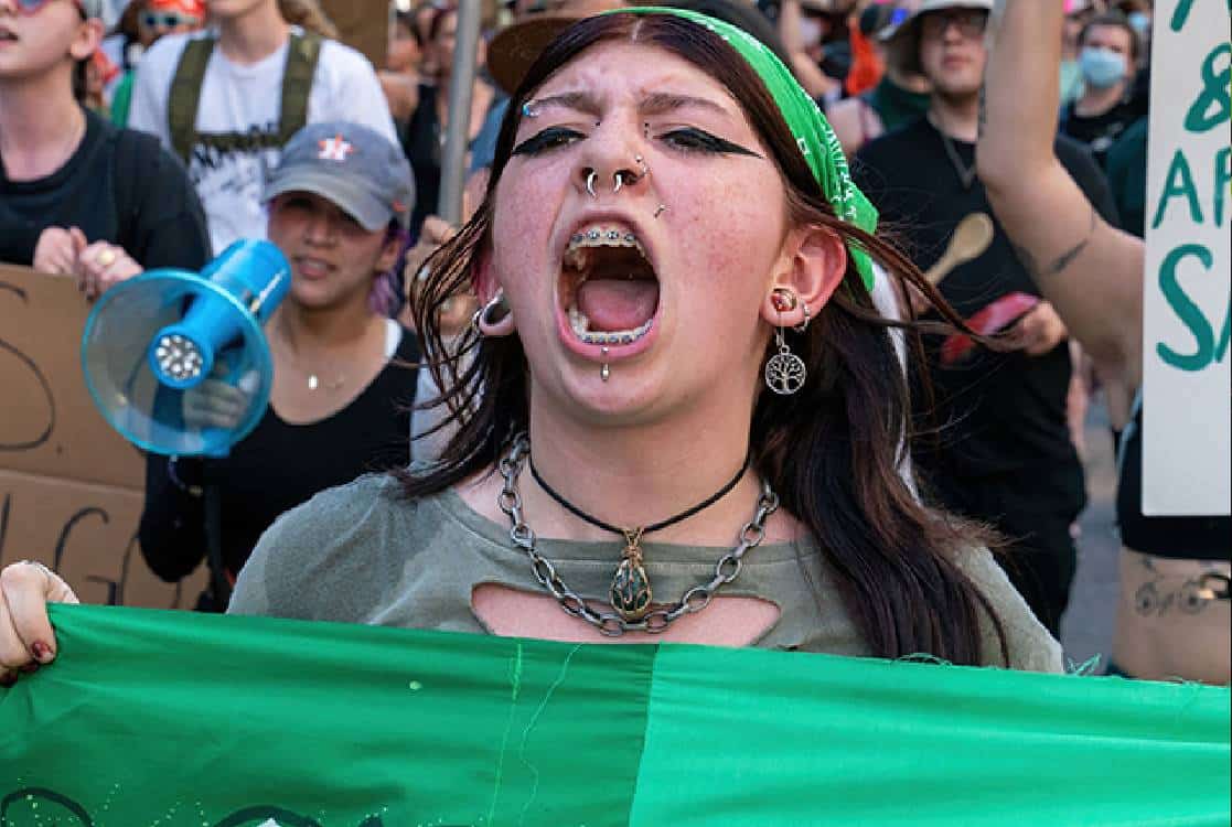 אמריקאיות קוראות לשביתת מין נגד גברים כנקמה על התהפכות 'רו נגד ווייד'