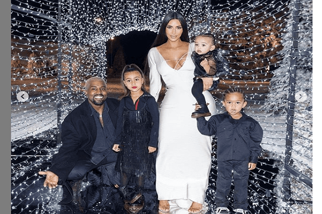 האינסטוש כמרקחה: קים קרדשיאן נתנה לבתה בת ה-5 למרוח שפתון בצילום הכריסמס המשפחתי 