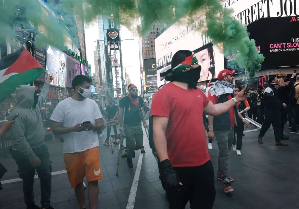 ירו זיקוקים והשליכו בקבוקי זכוכית: מפגינים פרו-פלסטינים תקפו ישראלים בטיימס סקוור