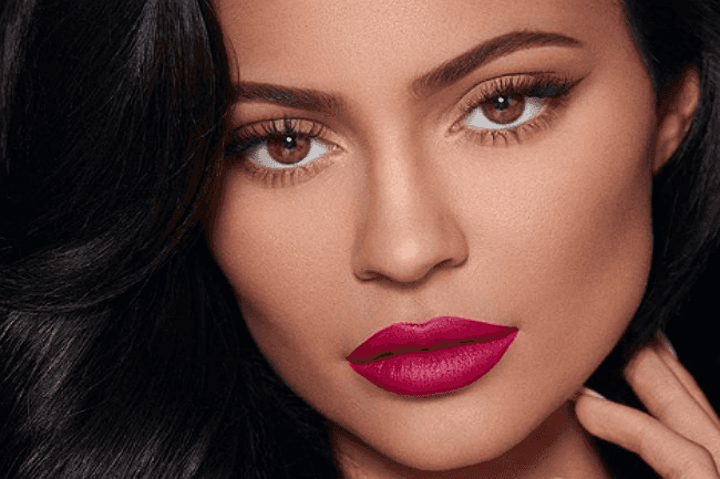 אז ככה היא נראית באמת: קיילי ג'נר יצאה מהבית בלי איפור 