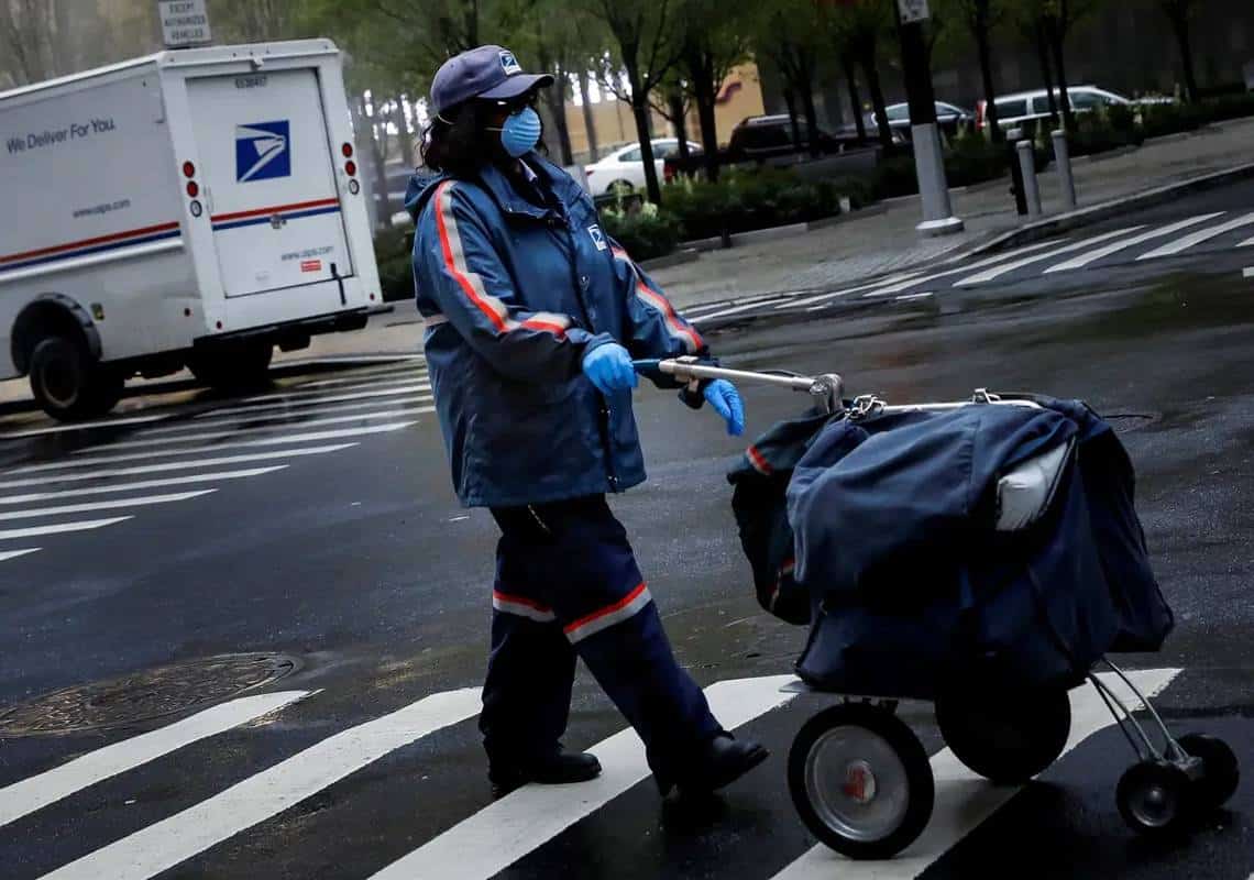תושב ניו יורק חיכה לכרטיס האשראי החדש שהזמין בדואר: הוא רק לא ידע שלדוורית יש תכניות לממן לעצמה ניתוח הרמת חזה