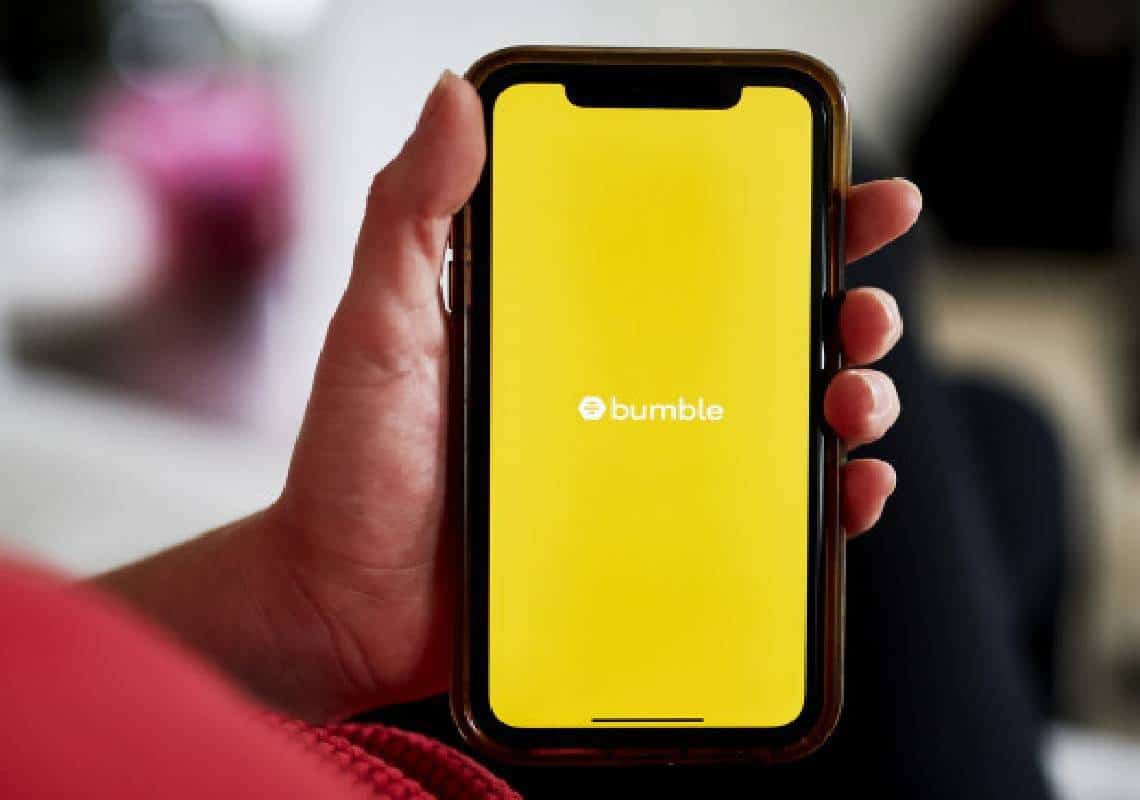 המתחרה הראשית של טינדר סופגת ביקורת: "תבדוק הודעות אישיות של שונאי-שמנים, וטראנספובים"