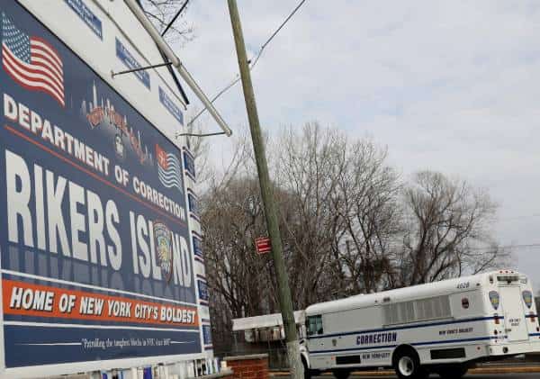 פרשת שחיתות מסעירה את בית הכלא הגדול בניו יורק