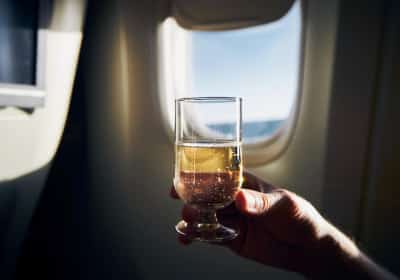 בירה ויין בחינם - גם במחלקת תיירים: ההטבה החדשה של אחת מחברות התעופה המובילות בצפון אמריקה