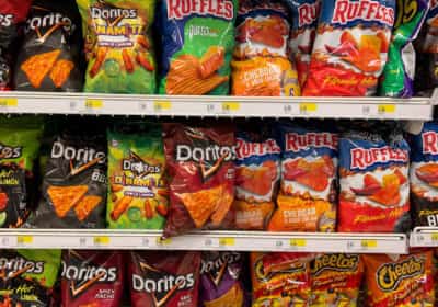 החטיפים הפופולריים ביותר בארה"ב עוברים מהפך: ללא צבעים וטעמים מלאכותיים