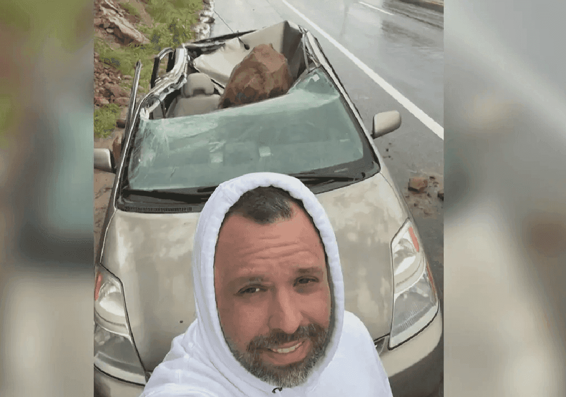 תושב קליפורניה יצא מרכבו שניות לפני שסלע עצום התרסק על הגג 