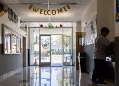 מערכת החינוך נגד הבית הלבן: בתי ספר בלוס אנג'לס מקימים אזורים בטוחים כנגד פשיטות הגירה