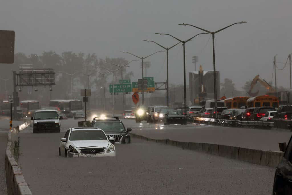 ניו יורק מתחת למים: סופת גשמים היסטורית מטביעה את התפוח הגדול - "הישארו בבית"