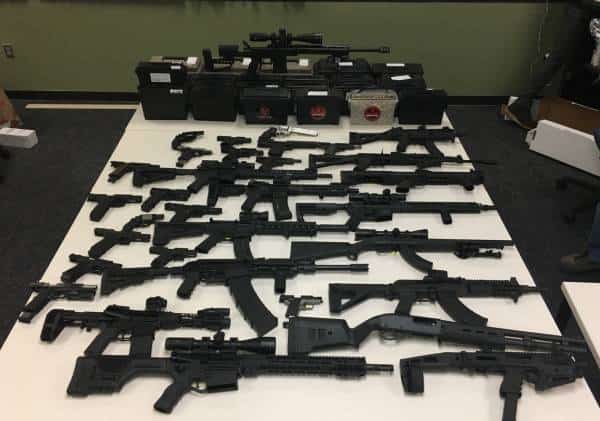 בלב שכונה שקטה בדרום קליפורניה: עשרות כלי נשק לא-חוקיים הוחרמו