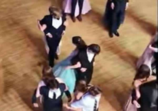 "ביזארי, מוזר ועצוב": סרטון הזוי לגמרי עם בוגרי תיכון הרוקדים גב אל גב ב"נשף קורונה מרוחק חברתית" שבר את הרשת