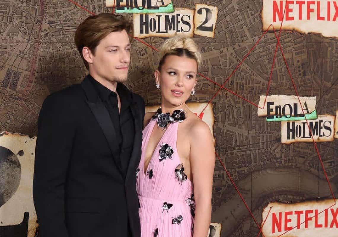 מזל טוב: כוכבת "דברים מוזרים" התארסה לבנו של ג'ון ג'ובי