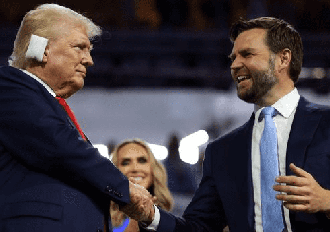 הופעה פומבית ראשונה מאז ניסיון ההתנקשות: טראמפ עלה לבמה עם תחבושת על האוזן