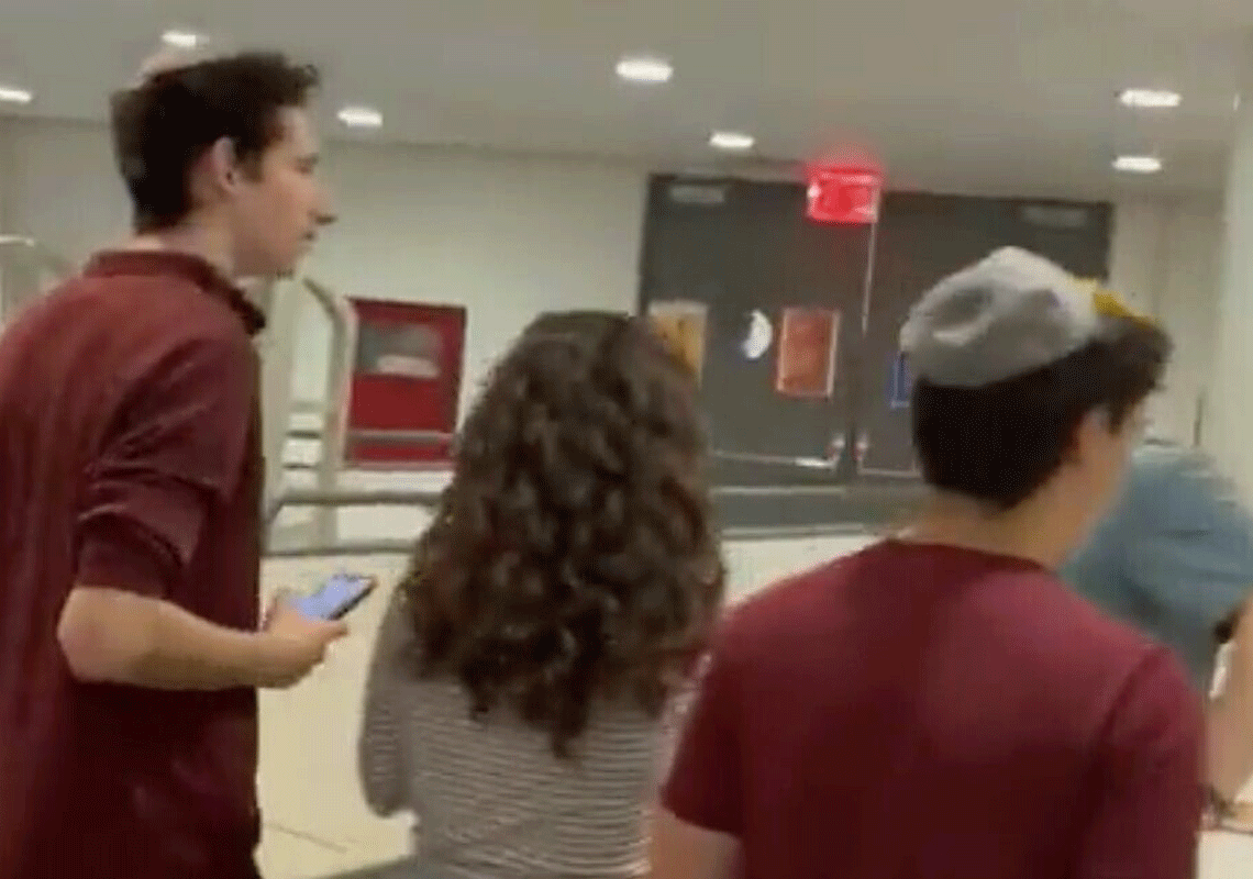 ניסיון לפוגרום בתלמידים יהודים בתיכון בניו יורק: נעלו עצמם בספרייה בזמן שתומכי חמאס ניסו להתפרץ פנימה