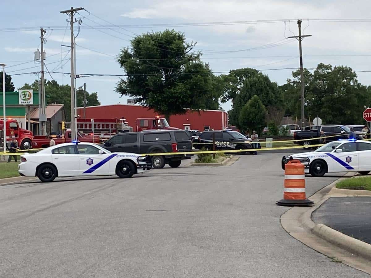 ארקנסו: שני צעירים מואשמים ברצח לאחר שדרסו שוטר, גררו את גופתו בחניון, ונמלטו מהזירה