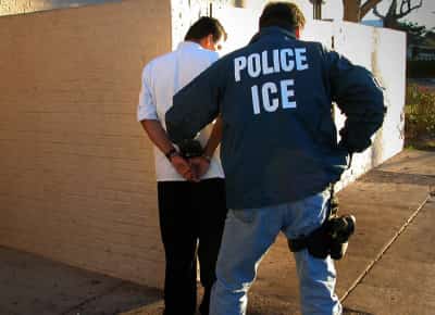 בתי המשפט הפכו למלכודות: סוכני הגירה מחכים בחוץ לעצור מהגרים 