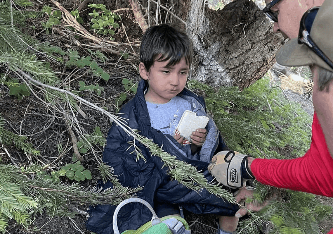ילד בן 4 ניצל לאחר ששרד לבד כמעט 24 שעות ביערות קליפורניה