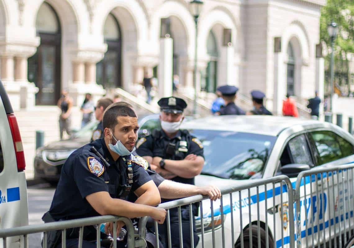 חשש בניו יורק: אלפי כבאים ושוטרים יוצאו לחל"ת בעקבות חובת החיסונים