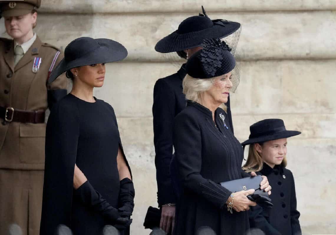 כמו תמיד: גם במסע הלוויה של המלכה אליזבת מייגן מרקל גונבת את ההצגה 