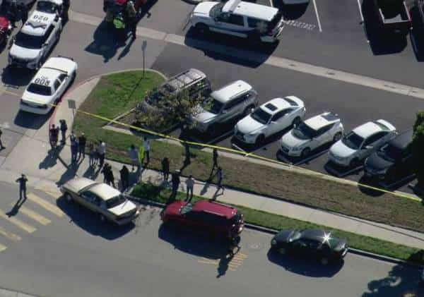 קרב יריות בין כנופיות בסמוך לבית ספר בדרום קליפורניה: תלמיד בן 10 נפגע מכדור תועה