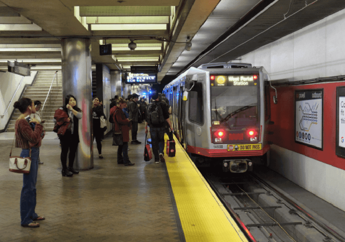 זעזוע בסן פרנסיסקו: חסר בית דחף קשישה על רכבת נוסעת - והרג אותה