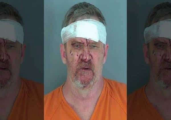 נטלו את החוק לידיים: הציץ לתוך תא שירותי הדיינר המקומי בו ישבה בת ה-15 וקבוצת אבות שסעדה במקום דאגה לטפל בו