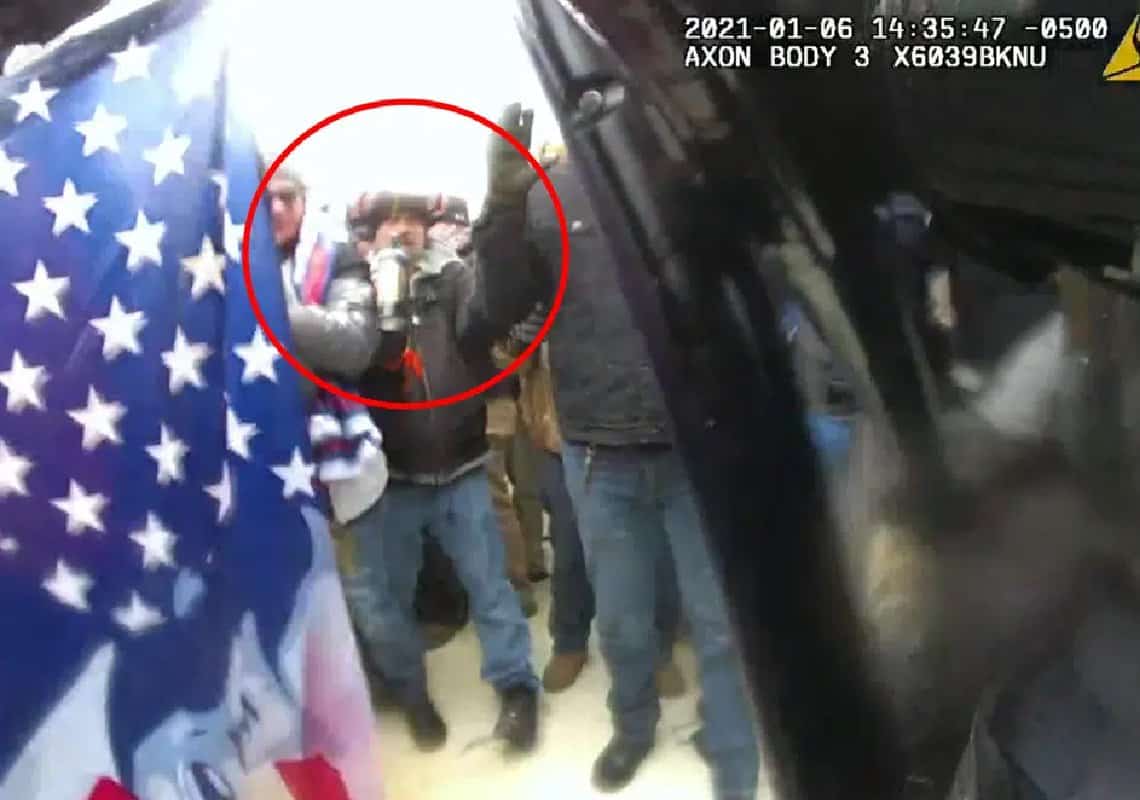 תקף שוטרים וסיפר שהוא "נהנה": מאסר כבד לאחד החשודים בפריצה לגבעת הקפיטול