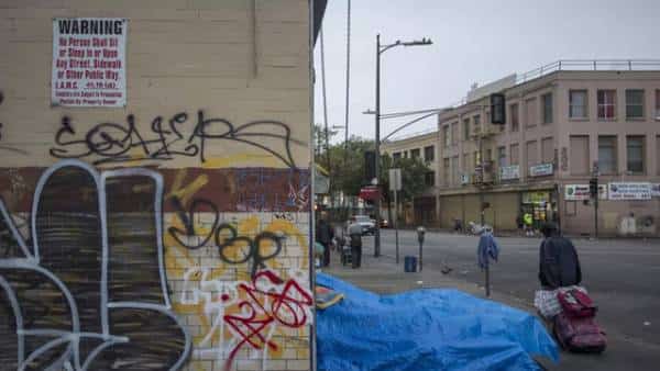 לוס אנג'לס: מועצת העיר אישרה שני חוקים חדשים שיסייעו להרחיק מחוסרי בית מהרחובות