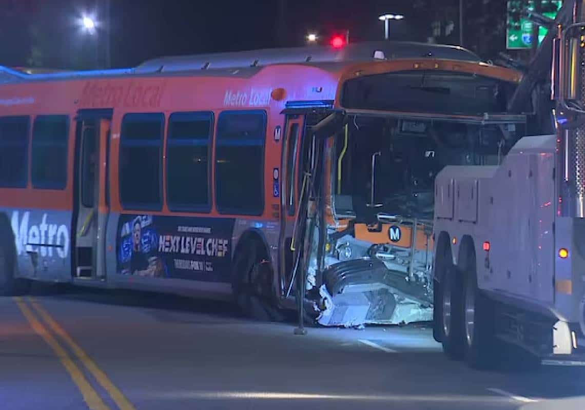 לוס אנג'לס: חטף אוטובוס עם אקדח אוויר והתנגש במלון יוקרה