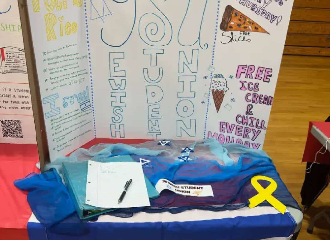 תיכון בניו ג'רזי אסר על תלמידים לענוד סרטים צהובים המציינים את החטופים בעזה