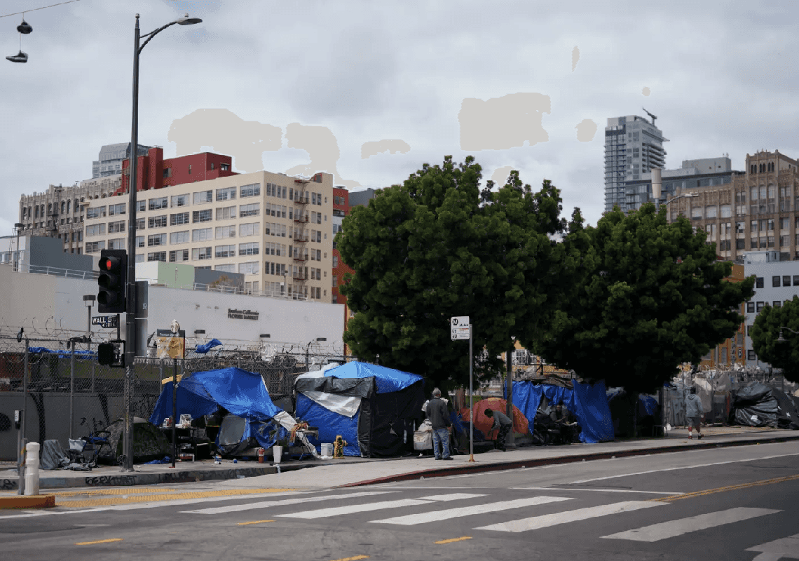 המאבק בהומלסים בקליפורניה מחריף: ניוסום דורש אכיפה ומבטיח תמריצים במיליארדים