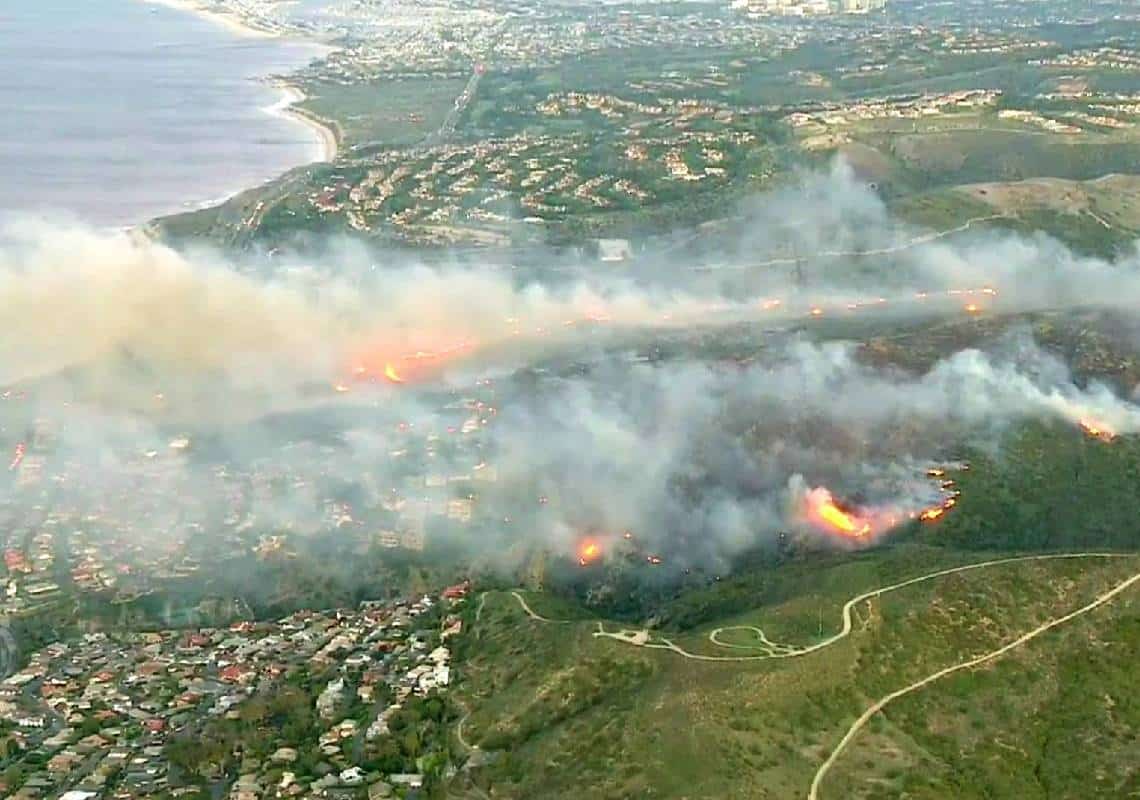 שריפת ענק פרצה בדרום קליפורניה: מאות תושבים פונו מבתיהם