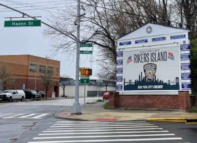 כמו היהודים במצרים: ראש עיריית ניו יורק כתב מכתב לפסח לאסירי ריקרס איילנד היהודים והסתבך שוב