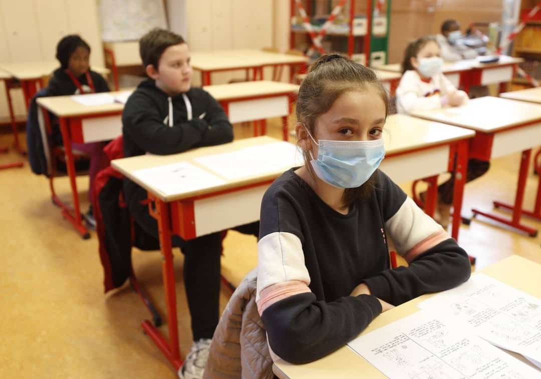 בניגוד למדיניות המושל: מחוז בפלורידה יחייב את התלמידים לחבוש מסכות בבתי הספר
