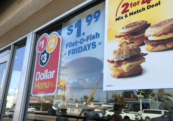רק בדולר: מלחמת הארוחות הזולות מסחררת את מסעדות המזון המהיר