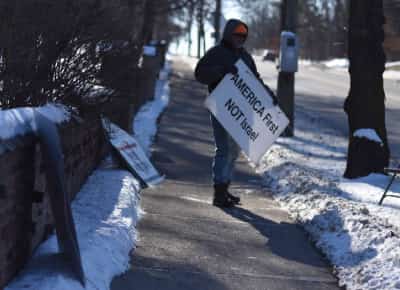 האנטישמיות שבאה מבפנים: יהודי לשעבר שהפך לשונא יהודים, מפגין נגד בית הכנסת שלו כבר 22 שנה 