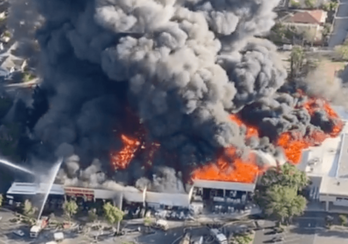 קליפורניה: שריפת ענק פרצה במחסן הום דיפו - ניתן לראות את העשן מהחלל