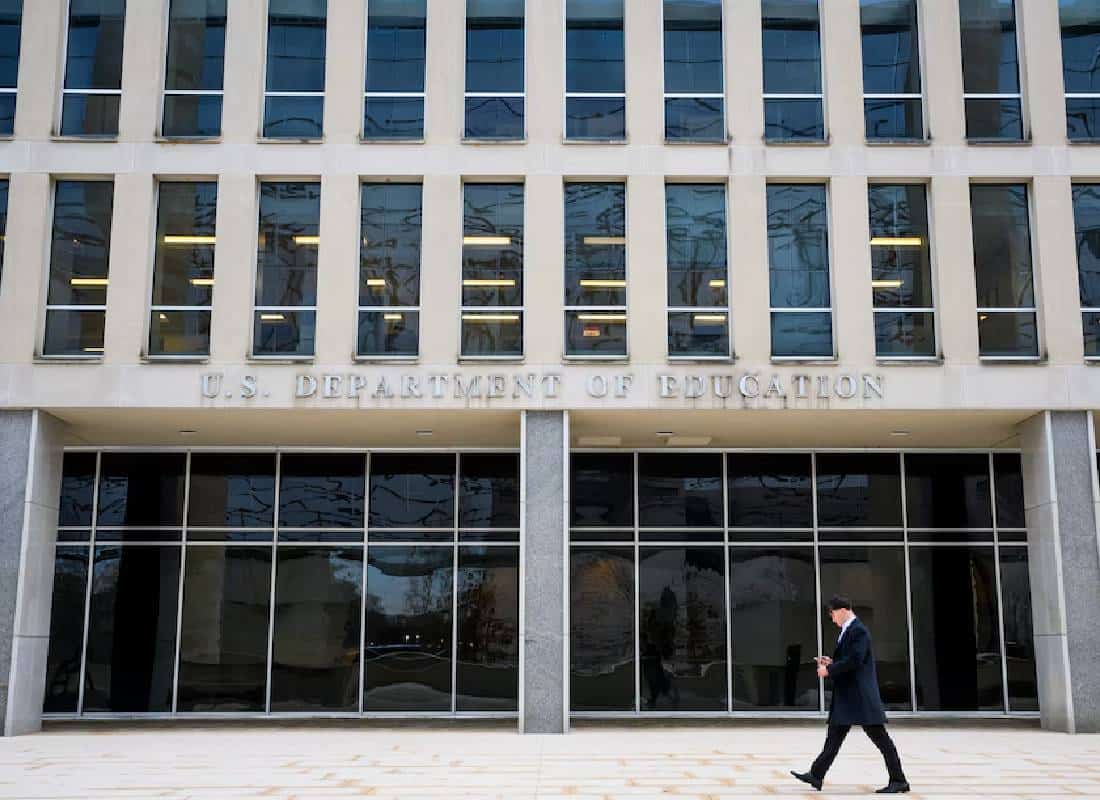 "טראמפ מתכנן לפרק את משרד החינוך האמריקני: 'נחזיר את הכוח למדינות'"