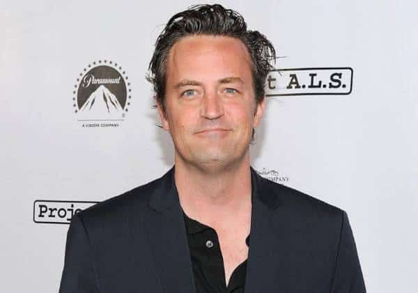 מת'יו פרי מוציא חולצה בהשראת "חברים" למען צדקה