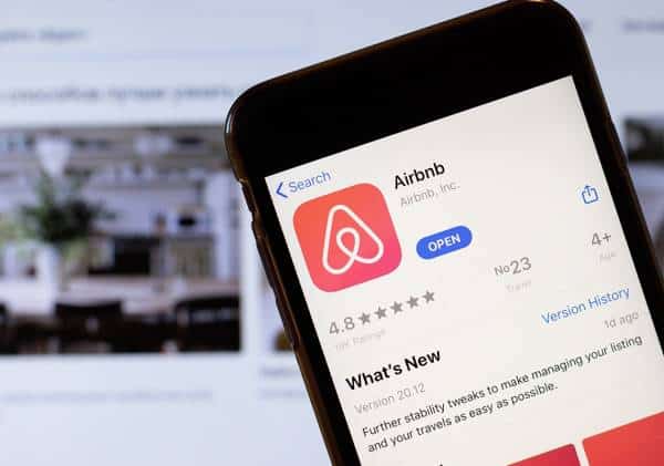 מימשה את האיום: עשרות בתים בלוס אנג'לס הוצאו מ-Airbnb בגלל מסיבות המוניות