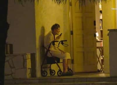 לוס אנג'לס: פרצו לבית קשישה בת 90 בוואלי - ונחשפו על ידי מצלמות האבטחה שלה