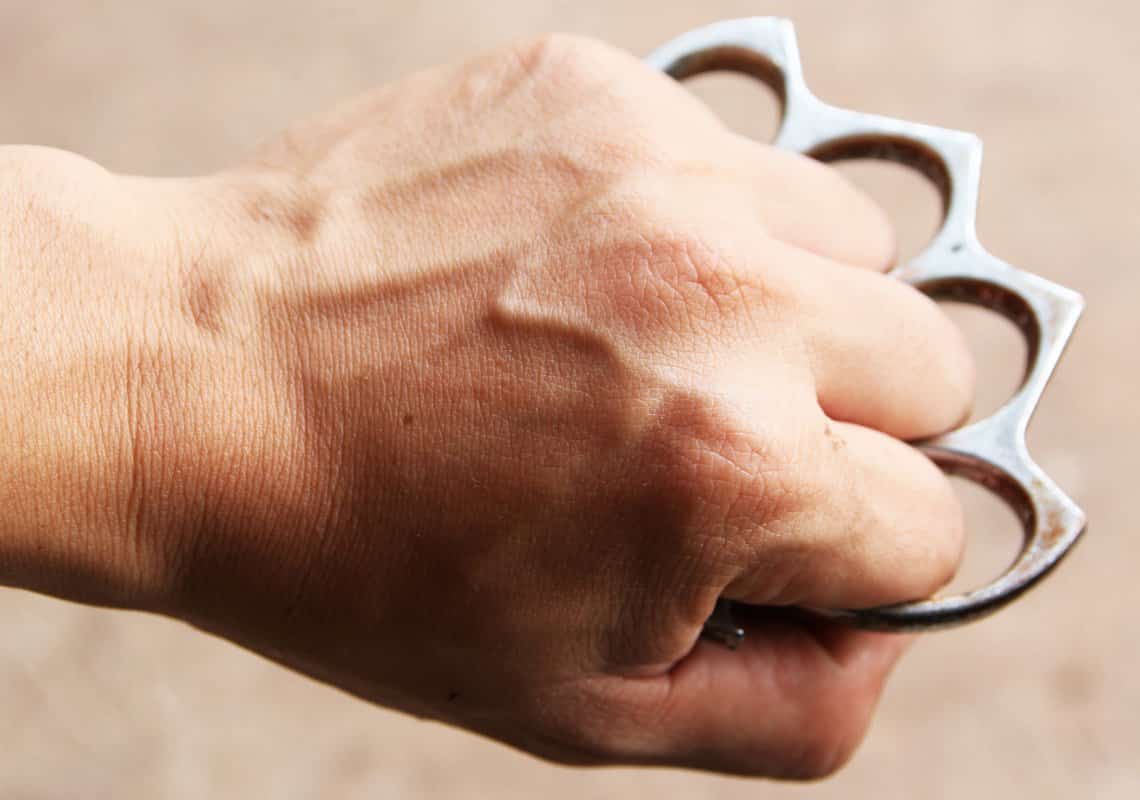 בגלל שלא שילם שכר דירה: דייר הותקף באמצעות אגרופן