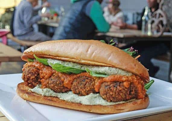 לוס אנג'לס: גם חובבי בשר מושבעים עשויים להתמכר למנות שמגישים במסעדת Sage Organic Vegan Bistro 