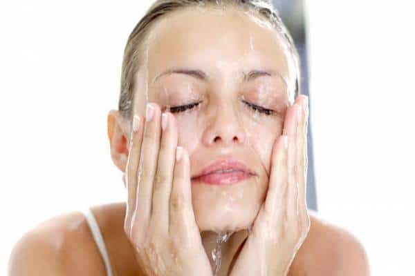 אל תצאו מעורכם: אפשר לשמור על בריאות העור בשתי פעולות פשוטות מדי יום