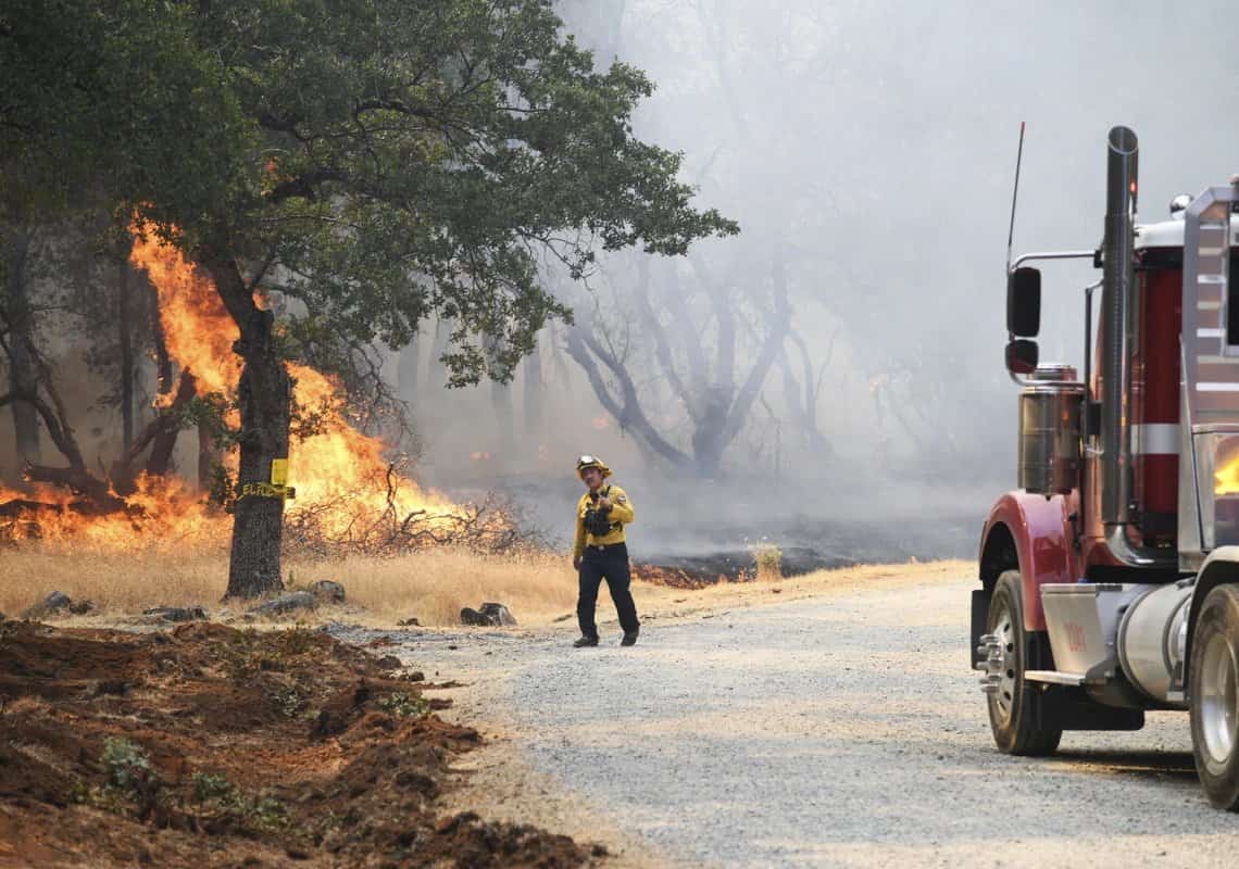 שריפת יער פרצה בצפון קליפורניה, 13 כבאים נפצעו
