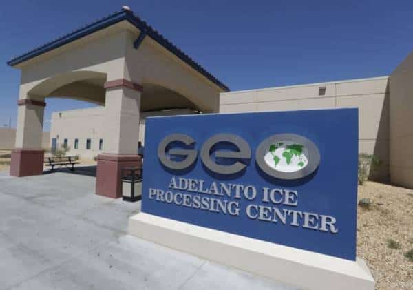 למרות חוק חדש בקליפורניה: הממשל יממן בתי כלא פרטיים למהגרים