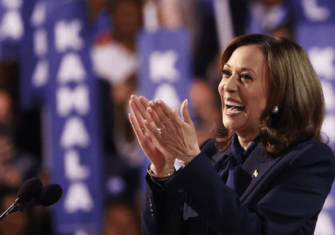 אסטרטג דמוקרטי טוען: היתרון של האריס על פני טראמפ עומד להתפוגג