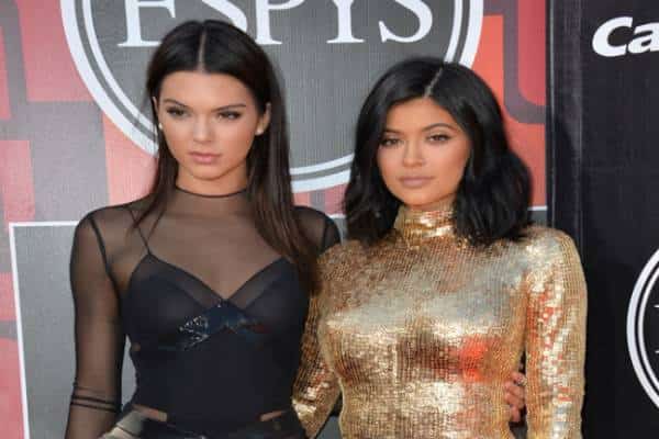 "שום דבר לא מספיק להן וחמדנותן לא יודעת גבולות": קנדל וקיילי ג'נר מסוכסכות בגלל כסף? 