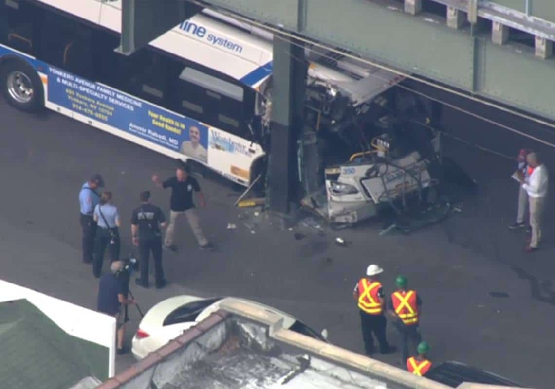 ניצלו בנס: נהג אוטובוס בניו יורק התנגש חזיתית בעמוד בברונקס - בגלל עבירה של נהג אחר; 13 בני אדם נפצעו