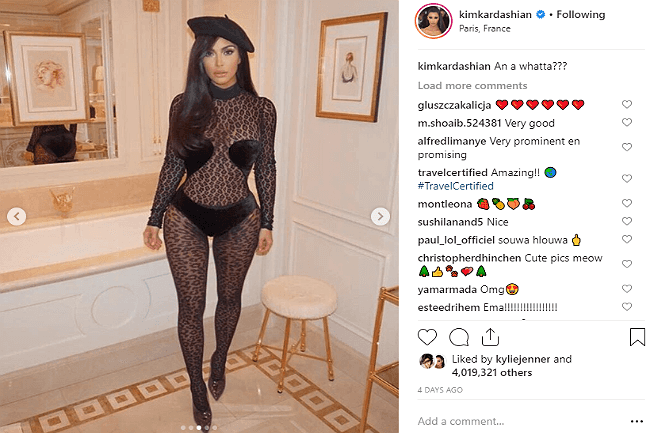 נעמי קמפבל עושה קים קרדשיאן: או שזו קרדשיאן שמעתיקה?