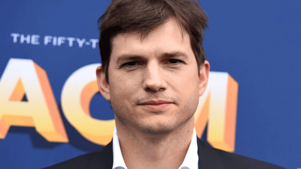 פגע וצלם: אשטון קוצ'ר דרס מעריץ - והצטלם איתו כפיצוי